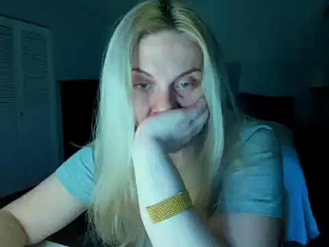 Laviora online show from May 13, 2026, 3:48 am