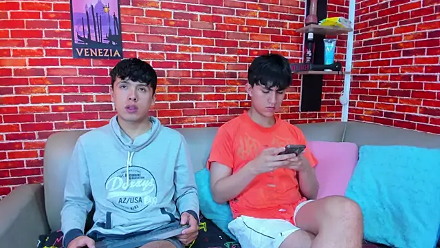 Hoot boyss  online show from May 31, 2026, 7:48 pm