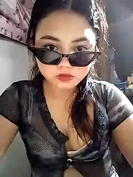 Snapshot of lie_louron chatting on May 22, 2026, 3:28 pm lie louron online show from May 22, 2026, 3:28 pm