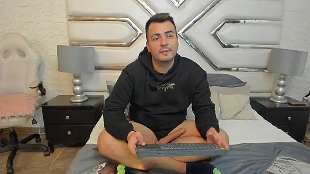 MaximooFerrer online show from May 28, 2026, 5:49 am