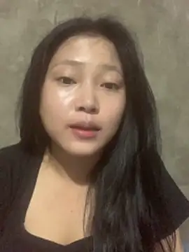 Snapshot of hinami-lo chatting on May 17, 2026, 8:23 am hinami-lo online show from May 17, 2026, 8:23 am