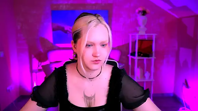 Snapshot of ViolettWoods chatting on June 14, 2026, 6:15 am ViolettWoods online show from June 14, 2026, 6:15 am