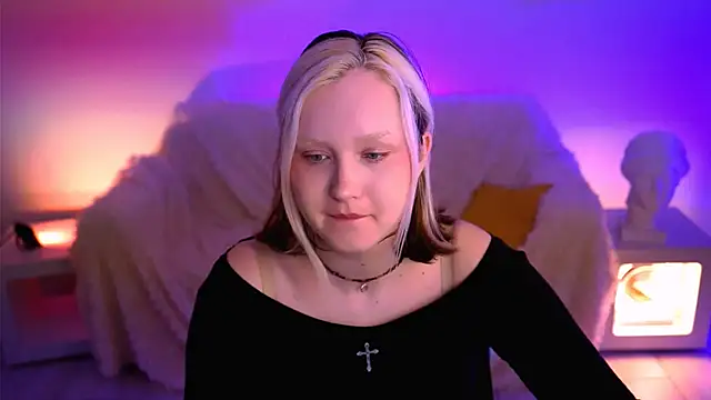 Snapshot of ViolettWoods chatting on June 18, 2026, 4:13 am ViolettWoods online show from June 18, 2026, 4:13 am