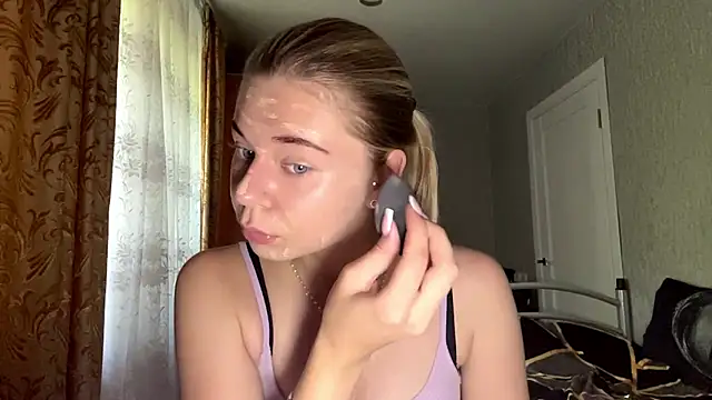 HoneysPiee online show from July 8, 2026, 1:26 pm