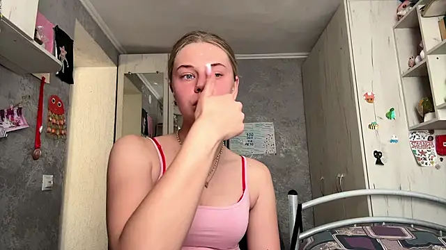 HoneysPiee online show from July 12, 2026, 12:51 pm