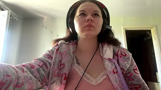 Redhair girl online show from June 6, 2026, 11:04 am
