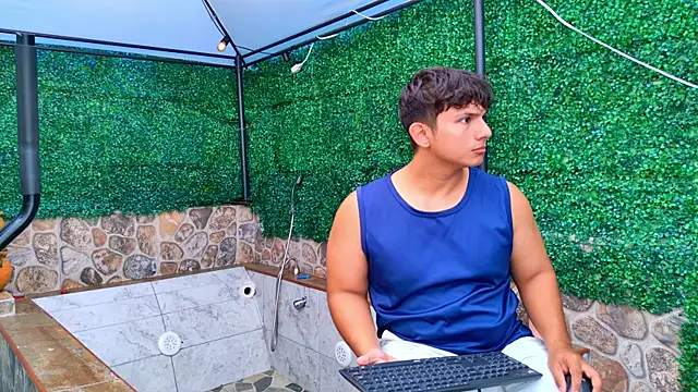 ParejaCurvy20 online show from June 19, 2026, 7:50 pm