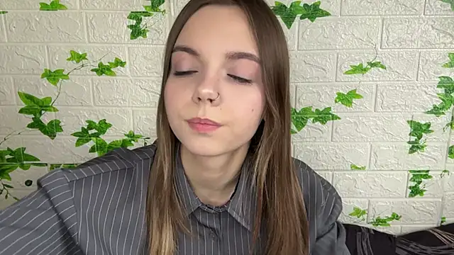 LisaPorse online show from June 3, 2026, 2:33 pm