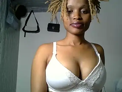 Snapshot of Tempting_Ebony chatting on June 1, 2026, 1:57 pm Tempting Ebony online show from June 1, 2026, 1:57 pm