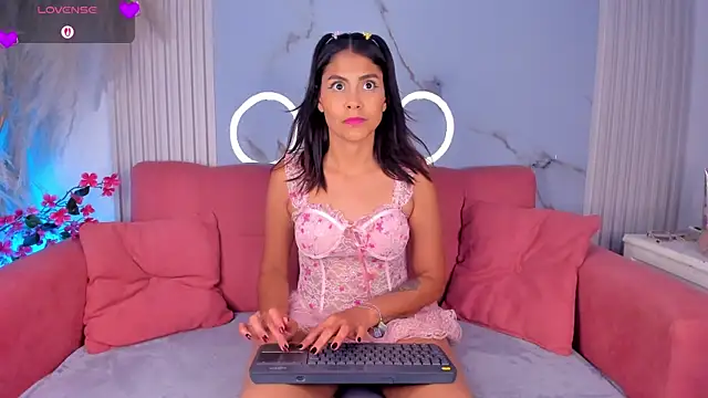 LunaRossie  online show from June 19, 2026, 8:34 pm