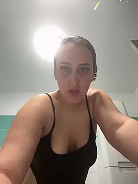 SweetTerrea online show from June 3, 2026, 9:53 pm