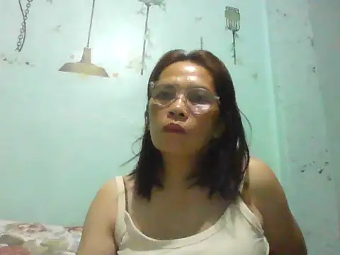 Snapshot of momshe2026 chatting on June 6, 2026, 7:40 pm momshe2026 online show from June 6, 2026, 7:40 pm