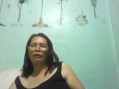 Snapshot of momshe2026 chatting on June 8, 2026, 1:22 pm momshe2026 online show from June 8, 2026, 1:22 pm