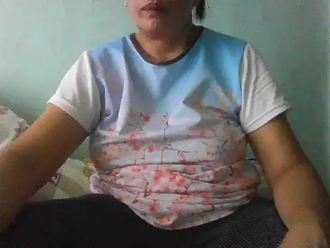 Snapshot of momshe2026 chatting on July 3, 2026, 8:43 am momshe2026 online show from July 3, 2026, 8:43 am