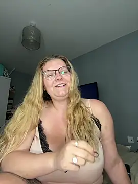 Snapshot of LucieLouBabe chatting on June 11, 2026, 10:52 pm LucieLouBabe online show from June 11, 2026, 10:52 pm