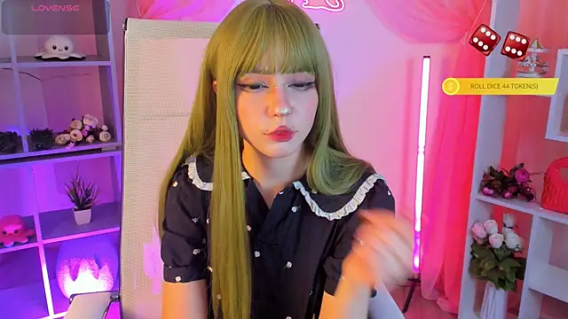 YunaLeaf online show from May 24, 2026, 9:09 pm