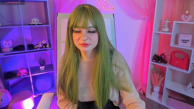YunaLeaf online show from May 25, 2026, 9:10 pm