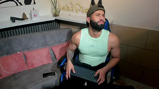 Snapshot of RikyAaron chatting on June 23, 2026, 7:34 pm RikyAaron online show from June 23, 2026, 7:34 pm