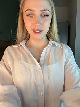MoniLyn online show from May 25, 2026, 7:42 pm