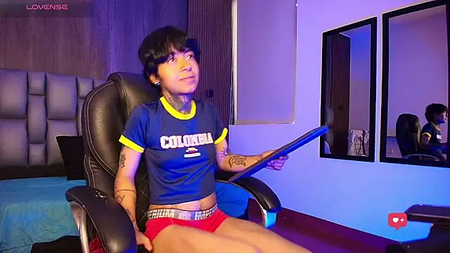 hottiesjuls online show from June 11, 2026, 6:50 pm