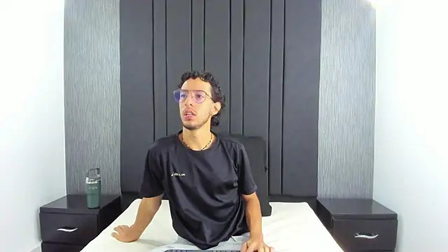 Snapshot of LEO_SANZ66 chatting on July 7, 2026, 12:20 pm LEO SANZ66 online show from July 7, 2026, 12:20 pm
