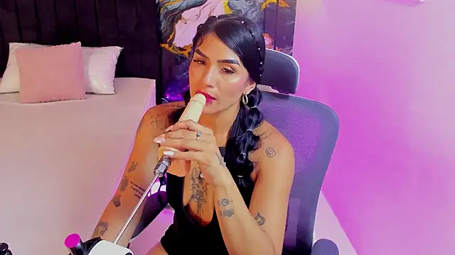 Snapshot of Alanna_Wild chatting on June 20, 2026, 5:27 pm Alanna Wild online show from June 20, 2026, 5:27 pm