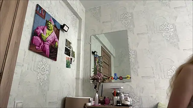 HeIen cute online show from June 24, 2026, 5:39 am