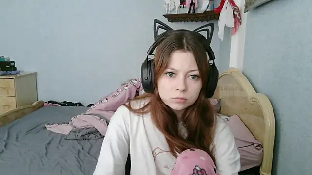 Snapshot of AlessiaViolet chatting on July 6, 2026, 8:55 am AlessiaViolet online show from July 6, 2026, 8:55 am