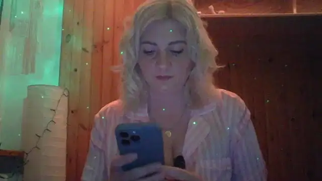 LunaaKiss online show from June 3, 2026, 10:15 pm