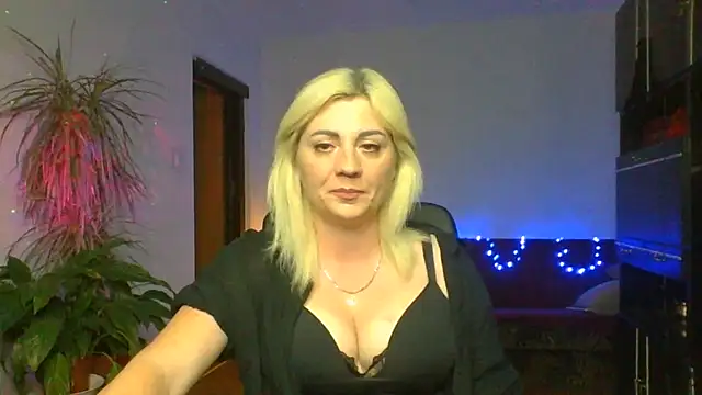 LunaaKiss online show from July 5, 2026, 7:43 pm