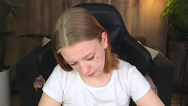 Snapshot of BeatriceLoven chatting on July 6, 2026, 7:27 am BeatriceLoven online show from July 6, 2026, 7:27 am