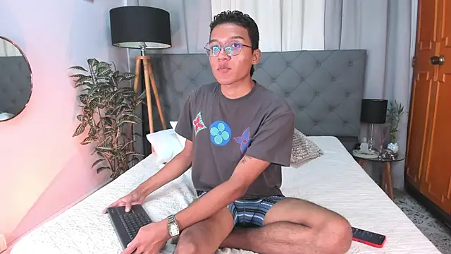 Snapshot of Camilo_Santoss chatting on June 12, 2026, 12:37 pm Camilo Santoss online show from June 12, 2026, 12:37 pm