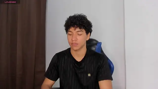 Snapshot of Maximiliano_Young chatting on June 4, 2026, 12:44 pm Maximiliano Young online show from June 4, 2026, 12:44 pm