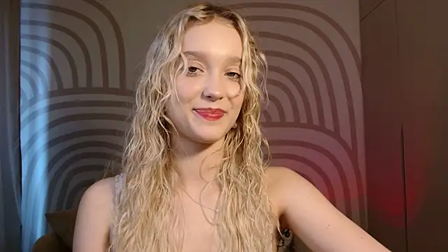 QueenSerenaa online show from June 15, 2026, 2:08 pm