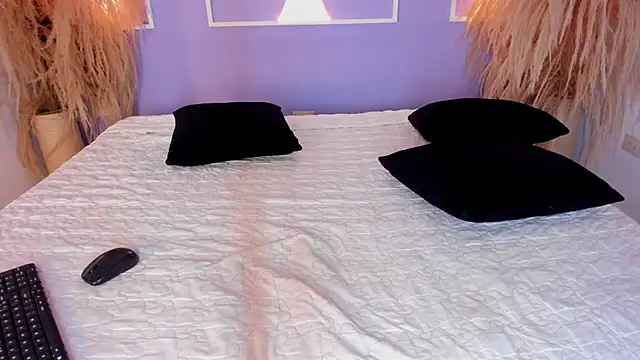 Haileyconnors  online show from June 12, 2026, 3:44 pm