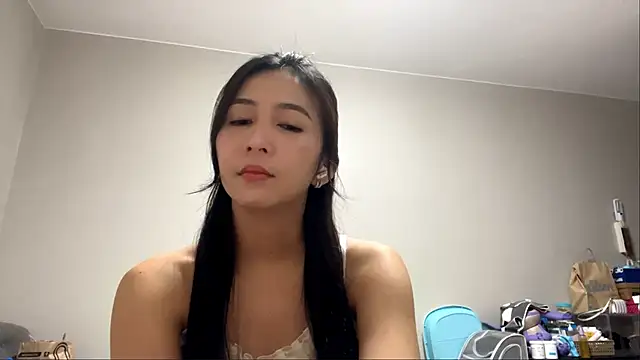 JulianaLusardi online show from June 5, 2026, 5:03 am