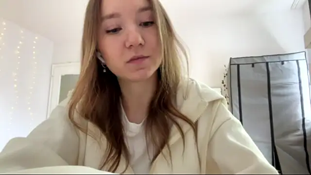 Snapshot of smalllisa chatting on June 4, 2026, 9:04 am smalllisa online show from June 4, 2026, 9:04 am