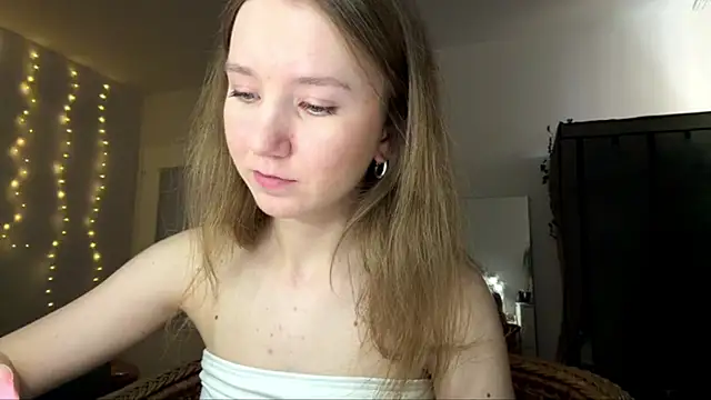 Snapshot of smalllisa chatting on June 18, 2026, 6:12 pm smalllisa online show from June 18, 2026, 6:12 pm