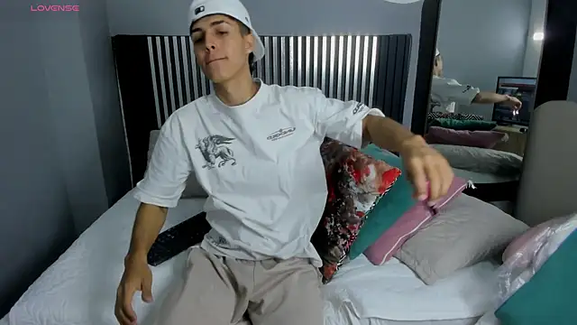 Axel Mendozaa online show from July 3, 2026, 8:26 pm