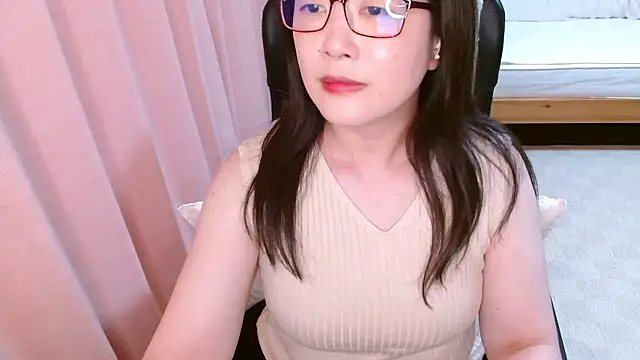 Snapshot of LENA-xo chatting on June 14, 2026, 6:15 am LENA-xo online show from June 14, 2026, 6:15 am
