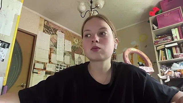 Snapshot of Aileyn chatting on July 15, 2026, 7:13 am Aileyn online show from July 15, 2026, 7:13 am