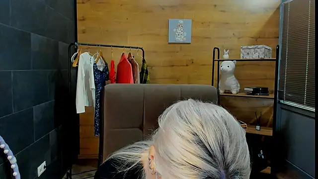 DaisyHopkins online show from June 20, 2026, 9:45 am