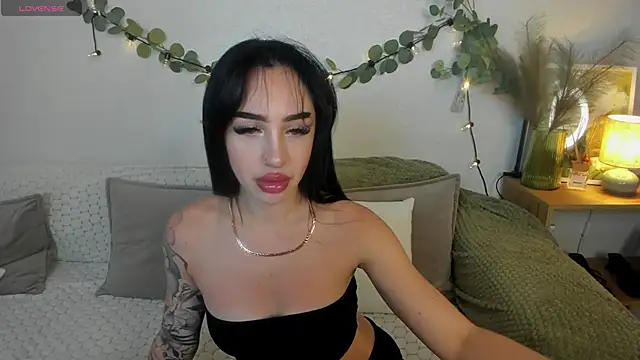Snapshot of MayaGlamour chatting on July 1, 2026, 6:15 am MayaGlamour online show from July 1, 2026, 6:15 am