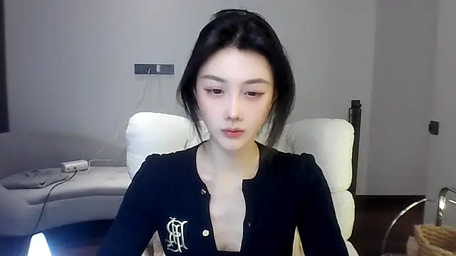 Snapshot of SylvieMaya chatting on June 13, 2026, 3:32 pm SylvieMaya online show from June 13, 2026, 3:32 pm