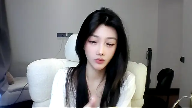 Snapshot of SylvieMaya chatting on June 26, 2026, 6:34 pm SylvieMaya online show from June 26, 2026, 6:34 pm