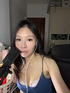DouDou-2001 online show from June 8, 2026, 1:00 pm
