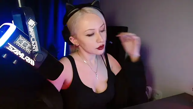 roxxyrowe online show from June 13, 2026, 1:36 am