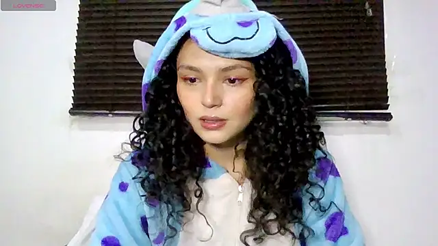 Snapshot of Diamond_Curls chatting on June 11, 2026, 3:21 pm Diamond Curls online show from June 11, 2026, 3:21 pm