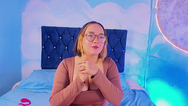 SilviaSmithh online show from June 9, 2026, 7:36 pm