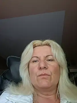 VikaRaine555 online show from June 10, 2026, 2:05 pm